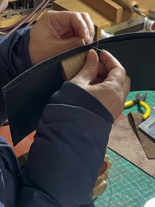 Cận cảnh kỹ thuật khâu tay Saddle Stitch trên đồ da handmade Cận cảnh kỹ thuật khâu tay Saddle Stitch trên đồ da handmade