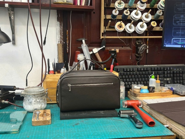 Khách hàng lựa chọn kích thước da màu sắc khóa và cấu trúc cho sản phẩm Bespoke Lano Khách hàng lựa chọn kích thước da màu sắc khóa và cấu trúc cho sản phẩm Bespoke Lano